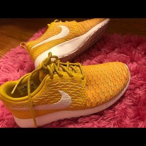 NIKE RUNNING SNEAKERS